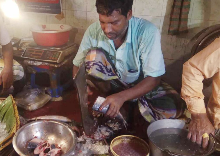 ১০০ গ্রাম ইলিশের দাম ২০০ টাকা